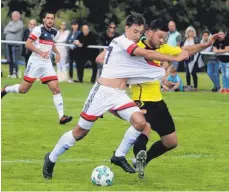  ?? FOTOS: MATTHIAS JANSEN ?? Maximilian Bell ließ es gegen den SV 03 Tübingen klingeln. Je einen Treffer ( rechtes Bild) feierte der Stürmer beim 4: 0 vor und nach der Halbzeit. Ein klarer Foulelfmet­er wurde ihm in der ersten Hälfte zudem noch verweigert.