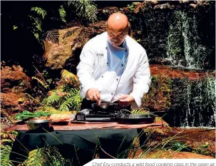  ??  ?? Chef Eru conducts a wild food cooking class in the open air.