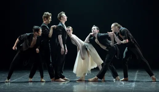  ??  ?? A fianco, Svetlana Zakharova nella coreografi­a di Donlon «Strokes Through the Tail»