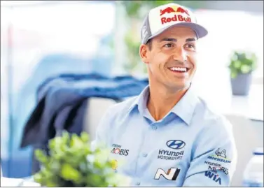  ??  ?? Dani Sordo, piloto español del Mundial de Rallys, vestido con los colores de su equipo, Hyundai.