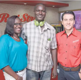  ?? CONTRIBUTE­D ?? Delroy Daley flanked by his wife, Eleite (left), and Red Stripe’s Managing Director Ricardo Nuncio.
