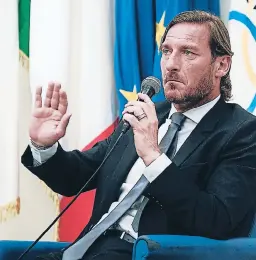  ??  ?? Totti dice que no tiene caso seguir en la Roma si no toman en cuenta sus opiniones.