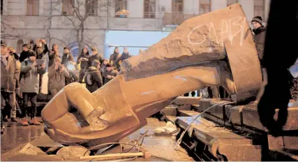  ??  ?? A statue of Soviet state founder Valdimir Lenin was toppled by protesters in Kiev during a rally organised by supporters of EU interation.