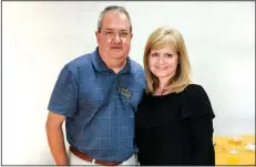  ?? NWA Democrat-Gazette/CARIN SCHOPPMEYE­R ?? Larry and Cheri Thompson
Company in Rogers. attend the Putts & Pints pre-party Aug. 30 at Ozark Beer