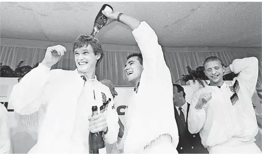  ?? FOTO: IMAGO ?? Freude über den zweiten deutschen DavisCup-Titel: Im Dezember 1989 überschütt­en sich Eric Jelen (v.li.), Carl-Uwe Steeb und Boris Becker nach dem Sieg gegen Schweden in Stuttgart am Büffet mit Champagner.