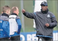  ??  ?? ESTRENO. Seedorf dando instruccio­nes a Krohn-Dehli y Cartabia.