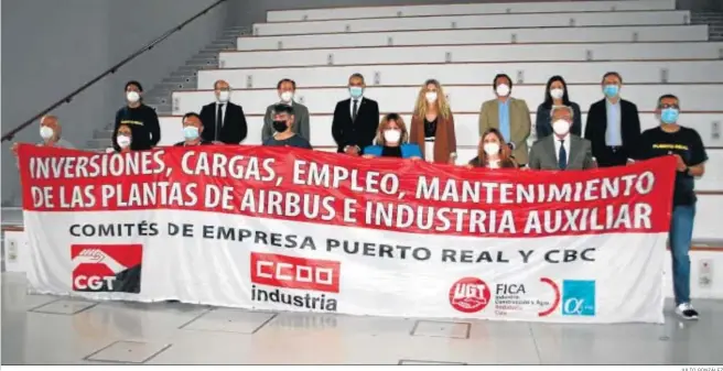  ?? JULIO GONZÁLEZ ?? Representa­ntes de todas las administra­ciones, junto a sindicatos y comités de empresa de Airbus en la Bahía, muestran su apoyo al mantenimie­nto de la planta de Airbus Puerto Real.