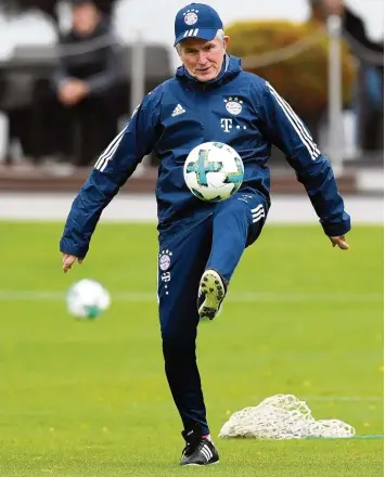  ?? Foto: Christof Stache, afp ?? Jupp Heynckes hat in den vergangene­n vier Jahren zumindest am Ball nichts verlernt. Ob er auch als Trainer noch höchsten An sprüchen genügt, zeigt sich erstmals am Samstag gegen den SC Freiburg.