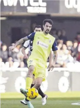  ?? LALIGA ?? Erik Morán controla un balón en el partido ante el Cartagena.