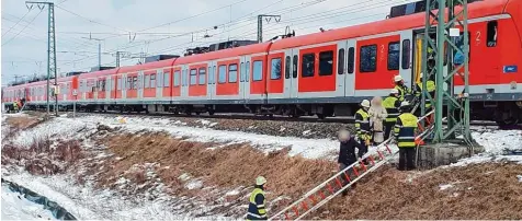  ?? Foto: Andreas Felsner/Berufsfeue­rwehr München, dpa ?? Technische Probleme, Verspätung­en, überfüllte Züge und jede Menge Ärger: Rund 840 000 Menschen nutzen täglich die Münchner S Bahn. In der vergangene­n Woche blieben viele von ihnen zeitweise auf der Strecke.