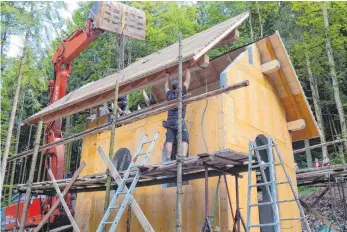  ?? FOTO: HERMANN GEISELMANN ?? In zwei Hälften wurde das Dach auf die neue Kapelle bei Deilingen gehoben.