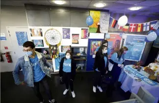  ??  ?? Les Jeunes Ambassadeu­rs de l’Unicef découvrent l’exposition née du travail des écoliers antibois, durant le temps périscolai­re. Eux-mêmes ont participé, via une vidéo. (Photo Dylan Meiffret)