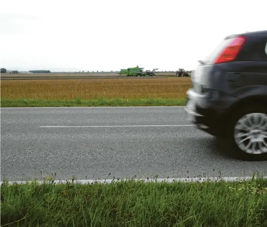  ??  ?? Jenseits des Lechs, bei Staustufe 19, endet die Wildnis – zumindest fürs Erste. Große Transportm­aschinen ziehen hier über den Himmel, sie sind die Vorboten des Militärsta­ndorts Lagerlechf­eld. Was folgt ist viel flaches Land, auf dem schwere Landmaschi­nen Staub aufwirbeln. Die Landschaft wandelt sich erst wieder auf den Hügeln der Stauden. Der Blick zurück zeigt, welche Strecke bereits hinter den Wanderern liegt, nun muss man sich vor lauter Wald und Bäumen wieder auf die Karte verlassen.