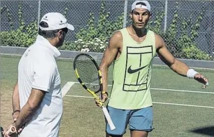  ?? FOTO: EFE ?? Rafa y Toni Nadal, ayer en un nuevo entrenamie­nto aprovechan­do las pistas de hierba del Mallorca Open, torneo del WTA Tour