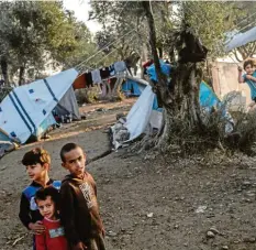  ?? Foto: Angelos Tzortzinis, dpa ?? Kinder im Flüchtling­slager Moria auf der Insel Lesbos. Werden sie jetzt vielleicht auf das griechisch­e Festland geholt?