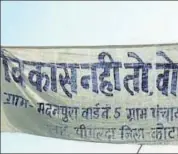  ?? HT PHOTO ?? A banner put up by villagers in Kota district says ‘Vikas nahi to vote nahi (no developmen­t, no vote)’.