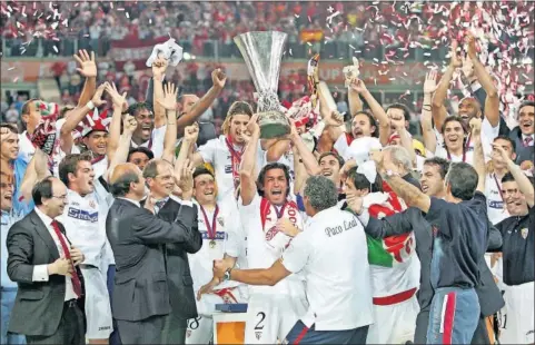  ??  ?? El Sevilla celebra su primer título de la Copa de la UEFA, que supuso el primero de los cinco logrados en esta competició­n.