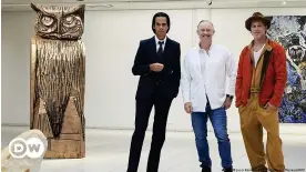  ?? ?? Brad Pitt (der.) y Nick Cave (izq.) en la muestra de esculturas en Finlandia