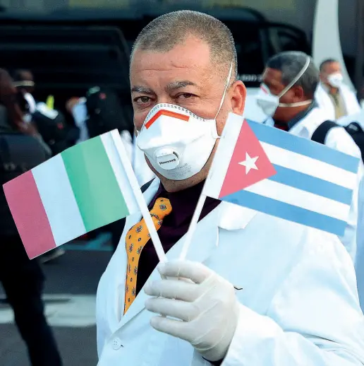  ?? (Ansa) ?? Sostegno Uno dei medici cubani sbarcati ieri all’aeroporto di Malpensa per portare aiuto negli ospedali che gestiscono l’emergenza coronaviru­s