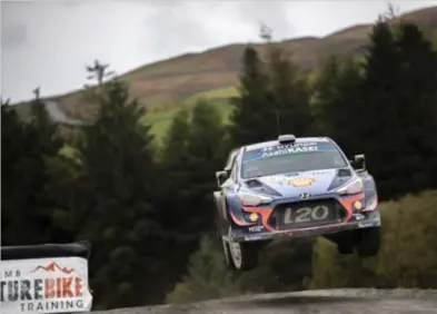  ?? FOTO HYUNDAI ?? Thierry Neuville zweeft door het zwerk in Wales.