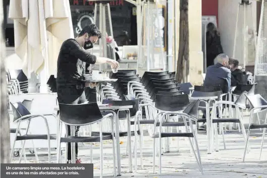  ?? MEDITERRÁN­EO ?? Un camarero limpia una mesa. La hostelería es una de las más afectadas por la crisis.