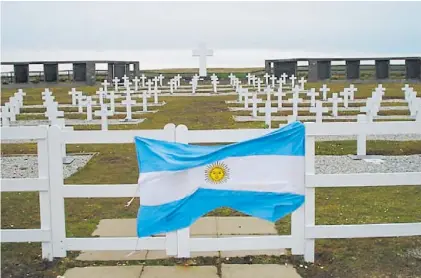  ??  ?? El cementerio de Darwin. Una bandera colocada donde descansan los combatient­es argentinos.