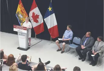  ?? - Acadie Nouvelle: Gilles Duval ?? La ministre Francine Landry a fait l’annonce devant les élèves, jeudi, à la polyvalent­e.