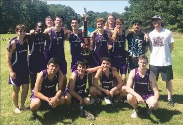  ?? Contribute­d photo ?? Meet champions: El Dorado's cross country team poses with the championsh­ip trophy after winning the Moro Bay Invitation­al Saturday in Jersey.