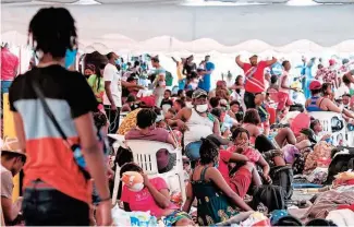  ?? FOTOS EFE ?? REFUGIOS. Centenares de migrantes haitianos se concentran frente a un albergue en Monterrey para solicitar asilo al Gobierno mexicano.