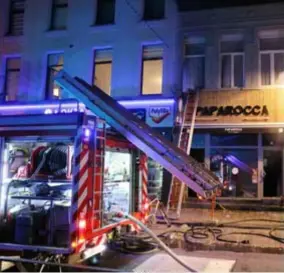  ??  ?? FOTO BFM Het vuur in restaurant Paparocca ontstond in de keuken. De brandweer kon een gezin op het nippertje bevrijden.