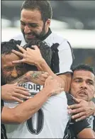  ?? FOTO: EFE ?? Higuaín y Alves Abrazan a Khedira