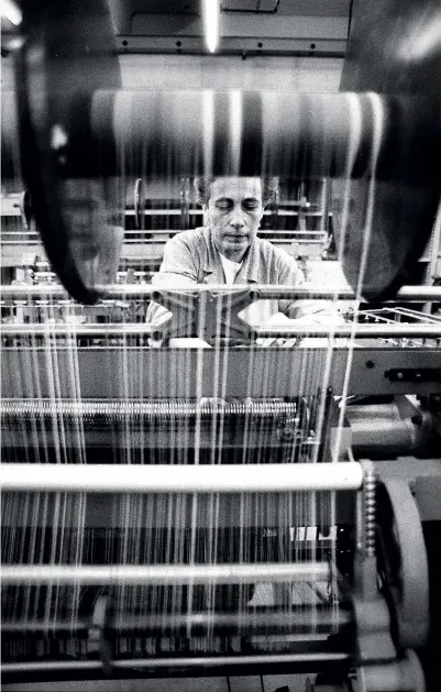  ?? ?? Il lavoro nella fabbrica Uno degli scatti realizzati da Ferdinando Scianna nel 1989 per il libro «Maglia»