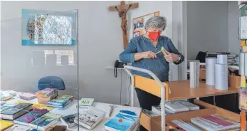  ?? FOTO: CLAUDIA BUCHMÜLLER ?? Lore Stützle, ehrenamtli­che Mitarbeite­rin der katholisch­en Bücherei St. Martin in Aulendorf, bereitet neu eingetroff­ene Bücher für die Ausleihe vor.