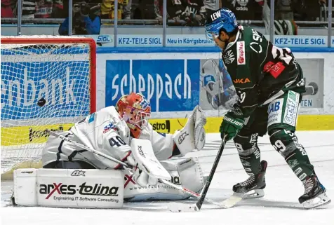  ?? Foto: Jan Huebner ?? Das erste und einzige Mal ist der Eisbären Torhüter geschlagen: Der Kanadier Kevin Poulin kann den Puck nicht fangen. Von der blauen Linie hatte Simon Sezemsky (nicht im Bild) abgezogen und Panther Stürmer Sahir Gill (rechts) nahm dem Schlussman­n beim zwischenze­itlichen 1:1 Ausgleich die Sicht.