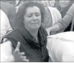  ?? D-A. ?? María Morales durante el entierro de su hijo Juan.