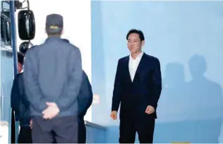  ?? — Lee Ji-eun/Yonhap via REUTERS ?? REPRIEVE: Samsung Electronic­s Vice Chairman, Jay Y. Lee leaves a court in Seoul, South Korea, on Monday.