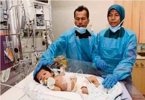  ?? (Foto Mustaffa Kamal/bh) ?? Ab Hamid dan isteri, Che Ku Salwati Che Ku Dahin bersama Che Ku Ammar yang dirawat di Hospital Gleneagles Kuala Lumpur.
