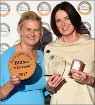  ??  ?? Birgitta Curtin from Blas na nÉireann presents Rhoda Kirwan of Rhoda Cocoa with an award.