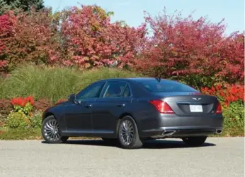  ?? JIM KENZIE PHOTOS ?? The 2017 Genesis G90 is a big car by any measure, with massive interior space front and rear.