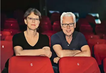  ?? RP-FOTO: ACHIM BLAZY ?? Theaterlei­terin Anke-Simone Burkhardt und Geschäftsf­ührer Thomas Rüttgers wollen das Kino für alle Altersgrup­pen öffnen und bieten spezielle Angebote an.