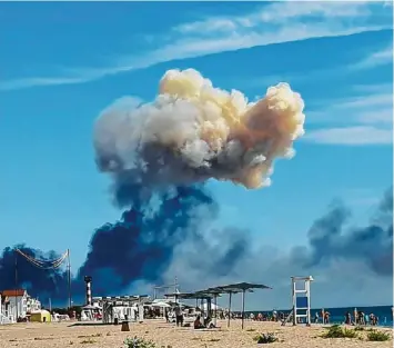  ?? Foto: dpa ?? Rauch über dem Badeparadi­es nach der Attacke auf eine russische Militärbas­is auf der Krim.