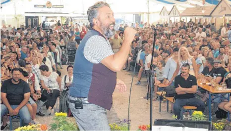  ?? SZ-FOTO: KURT EFINGER ?? Als Frontmann brachte Stefan Reisacher das volle Festzelt mit urigem Gesang und deftigen Sprüchen in Stimmung.