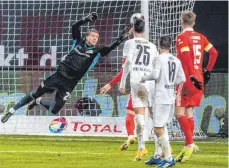  ?? FOTO: ANDREAS GORA/DPA ?? Durfte endlich wieder auf dem Platz fliegen: Loris Karius (li.).