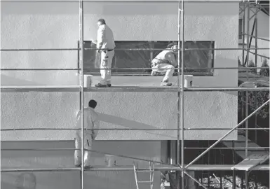  ?? Foto: chromorang­e/Alexander Bernhard ?? Manche Schicht, die Handwerker außen an einem Gebäude aufbringen, kann der Fassade einen extra Schutz bieten.