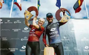  ?? Cait Miers/world Surf League ?? A gaúcha-havaiana Tatiana Weston-webb e o paulista Filipe Toledo, os campeões da etapa de Margaret River da Liga Mundial de Surfe em 2021