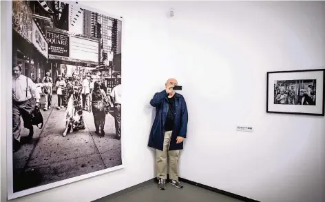  ?? FOTO: ANDREAS ENDERMANN ?? Peter Lindbergh im NRW-Forum: Der Fotograf zeigte dort Anfang des Jahres seine Arbeiten, die Ausstellun­g wurde zum Photo Weekend eröffnet.