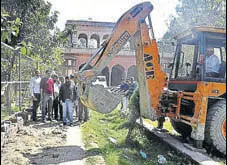  ?? HT PHOTO ?? Municipal corporatio­n officials monitoring anti-encroachme­nt drive at Ram Bagh garden in Amritsar on Monday.