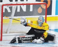  ?? FOTO: MONIKA SKOLIMOWSK­A/DPA ?? In Weißwasser stand Dustin Strahlmeie­r beim 1:2 nach Penaltysch­ießen gegen die Slowakei letztmals zwischen den Pfosten des deutschen Tores. Der Goalie der Schwenning­er Wild Wings fährt nicht mit der DEB-Auswahl zur WM nach Dänemark.