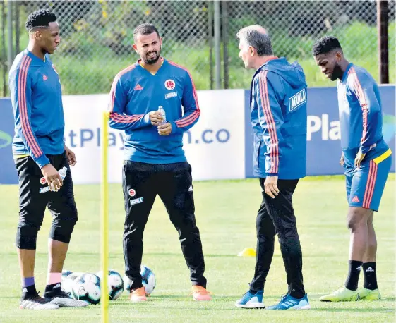  ?? HÉCTOR FABIO ZAMORA/ ADN ?? Yerry Mina (i), Edwin Cardona (c) y Jéfferson Lerma (d), junto al técnico Carlos Queiroz, en un entrenamie­nto de la selección Colombia previo al juego con Panamá.