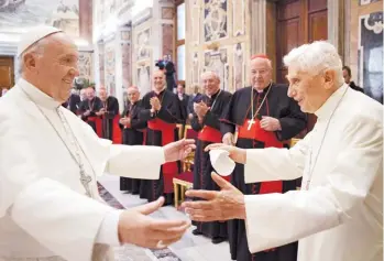  ?? ANSA ?? Uno llega, el otro parte. En un hecho inusual, el papa Francisco saluda a su antecesor, Benedicto XVI.
